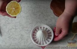 Имбирно-лимонный квас: Выдавливаем сок одного лимона.