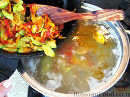 Суп с кабачками и тефтельками: Когда картошка будет готова, выкладываем овощную зажарку в суп, даем ему покипеть 5 минут, и выключаем.