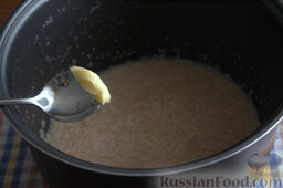 Пшеничная каша (в мультиварке): За 5 минут до окончания варки вводим соль. В готовую горячую кашу добавляем сливочное масло.