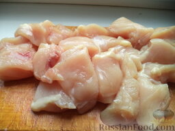 Шашлык куриный на сковороде: Куриное филе вымыть, обсушить, разрезать на порционные кусочки.