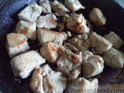 Шашлык куриный на сковороде: Накрыть сковороду крышкой, пропарить шашлык на минимальном огне 5-7 минут.