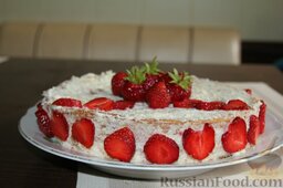 Торт с клубникой «Губы ангела»: Выкладываем наверх вымытые и просушенные ягоды с красивыми хвостиками. По желанию можно поработать топингом из шоколада поверх ягод.