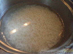 Мясные тефтели с рисом "Ностальгия": Рис промыть, залить холодной водой, поставить на огонь, довести до кипения. Варить рис 10 минут на небольшом огне. Откинуть на дуршлаг. Охладить.