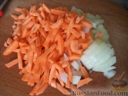 Мясные тефтели с рисом "Ностальгия": Очистить, вымыть лук и морковь. Нарезать соломкой.