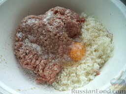 Мясные тефтели с рисом "Ностальгия": В миску выложить фарш. Добавить рис и яйцо. Посолить, поперчить.