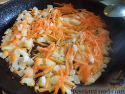 Мясные тефтели с рисом "Ностальгия": В разогретое на сковороде масло выложить лук и морковь. Жарить на среднем огне, помешивая, 2-3 минуты (до золотистого цвета).