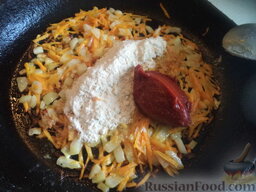 Мясные тефтели с рисом "Ностальгия": Добавить обжаренную муку и томат.