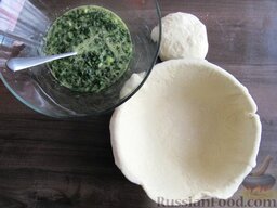 Пирог с зеленым луком: Из большего куска раскатываем круг необходимого размера, чтобы он полностью покрыл разъемную форму диаметром 24 см. Саму форму нужно смазать растительным маслом.