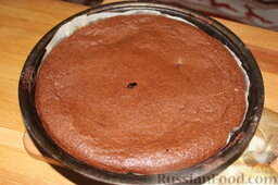 Пирог "Вишня в сливочном ликере": Поставить в разогретую до 180 градусов духовку и выпекать 40 минут, готовность проверить деревянной палочкой.