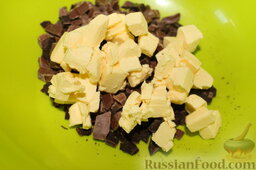 Пирог "Вишня в сливочном ликере": Маргарин порезать кубиками и добавить к шоколаду.
