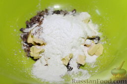 Пирог "Вишня в сливочном ликере": Сюда же добавить какао-порошок и 4 ст. ложки сахарной пудры.