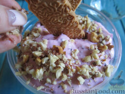 Творожный десерт со смородиной "Ягодное вдохновение": Посыпаем орехами.