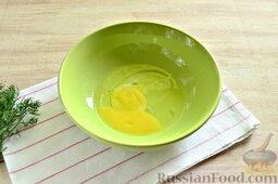 Крабовые палочки в кляре и панировочных сухарях: В миску разбиваем одно куриное яйцо.
