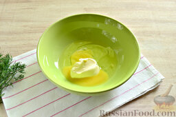 Крабовые палочки в кляре и панировочных сухарях: Добавляем к яйцу столовую ложку любого майонеза.