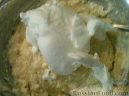 Закусочные кексы из цветной капусты: Переложить белок в тесто.