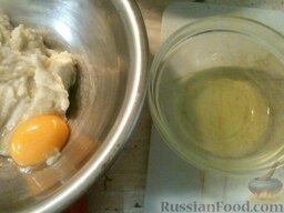 Закусочные кексы из цветной капусты: Отделить белок от желтка. Желток добавить к капусте.