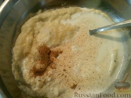 Закусочные кексы из цветной капусты: Влить сливки. Всыпать мускатный орех. При необходимости досолить.
