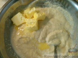 Закусочные кексы из цветной капусты: Масло размягчить и добавить к капусте.