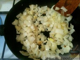 Кабачки, тушенные в соевом соусе: На сковороде разогреть масло. Выложить лук. Обжарить его, помешивая, на сильном огне до прозрачности (3-5 минут).
