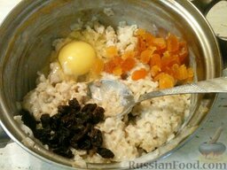 Овсяное печенье с курагой и изюмом: В овсяную кашу вбить яйцо, добавить сухофрукты. Перемешать.