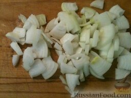 Острый крем-суп из цветной капусты с красным перцем: Пока капуста варится, очистить и нарезать лук.