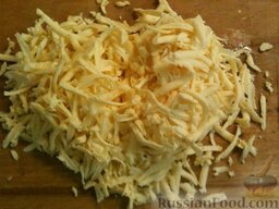 Молодой картофель, тушенный в сметане: Сыр натереть на терке.