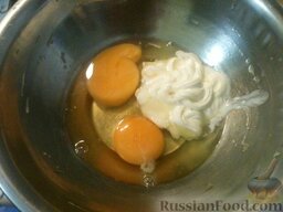 Сладкий омлет с кабачками: Сметану смешать с яйцами.