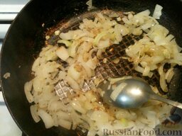 Пюре из цветной капусты: На сковороде разогреть масло. Выложить лук и чеснок, обжарить на среднем огне, помешивая, до золотистого цвета (5 минут).