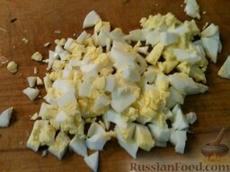 Острый картофельный салат (из молодого картофеля): Отварить яйца (залить водой, довести до кипения, варить 7 минут). Охладить, очистить и мелко нарубить.