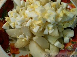Острый картофельный салат (из молодого картофеля): Смешать с яйцами.