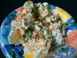 Острый картофельный салат (из молодого картофеля): При подаче украсить салат из молодого картофеля и яиц зеленью, посыпать паприкой.