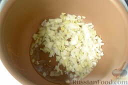 Солянка с копченым черносливом (в мультиварке): Как приготовить солянку с копченым черносливом (в мультиварке):    Включите режим «Жарка» в мультиварке на 30 минут. Нарежьте лук кубиками и обжарьте его в 2 ложках растительного масла.