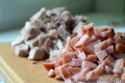 Солянка с копченым черносливом (в мультиварке): Нарежьте колбасу, копченое мясо и вареную говядину на брусочки одинакового размера.