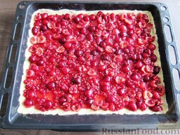 Пирог с черешней и красной смородиной: Выложите начинку, равномерно распределяя ее по всей поверхности основы пирога.