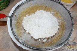Летний пирог с вишней и нектаринами: Просеять в тесто муку вместе с разрыхлителем, добавить соль. Перемешать до однородности.