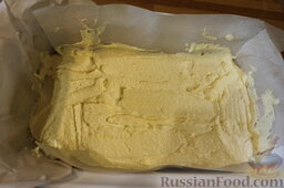 Летний пирог с вишней и нектаринами: Выложить тесто в форму, разровнять и убрать в холодильник.