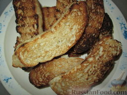 Кростини с песто из сала: Хлеб нарезать ломтиками и подрумянить на сковороде, без масла.