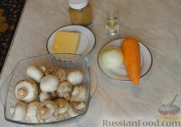 Фаршированные шампиньоны, запечённые в духовке: Подготовить ингредиенты, которые понадобятся для приготовления шампиньонов фаршированных, запеченных в духовке.   Лук и морковь почистить, помыть холодной водой.