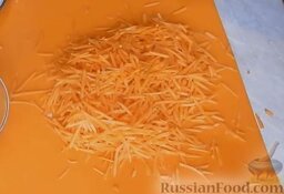 Фаршированные шампиньоны, запечённые в духовке: Морковь натереть на крупной терке и добавить к луку.