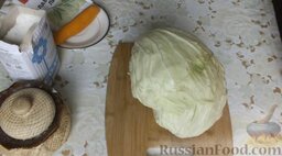 Квашеная капуста: Подготовить ингредиенты для приготовления квашеной капусты. Морковь почистить и помыть.