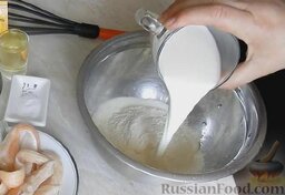 Заливной пирог с семгой: Как приготовить заливной пирог с сёмгой:    Всыпать муку в глубокую миску. Туда же влить молоко.