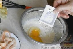 Заливной пирог с семгой: Вбить яйца и добавить соль.