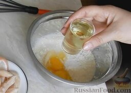 Заливной пирог с семгой: Влить растительное масло.
