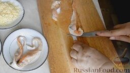 Заливной пирог с семгой: Взять брюшки семги и отделить рыбное филе.