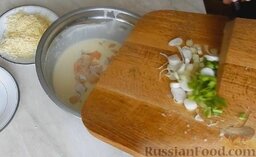 Заливной пирог с семгой: Мелко нарезать зеленый лук и высыпать в тесто. Хорошо перемешать.