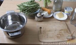 Стручковая фасоль с сыром: Подготовить ингредиенты для приготовления стручковой фасоли с сыром.   Морковь и репчатый лук почистить, помыть холодной водой.