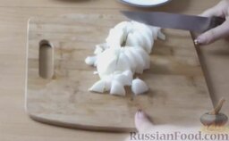 Стручковая фасоль с сыром: Лук нарезать четвертькольцами.