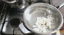 Стручковая фасоль с сыром: Разогреть сковороду, влить растительное масло и обжарить лук.