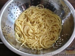 Спагетти с баклажанами и ветчиной: Отварите спагетти согласно инструкции на упаковке.