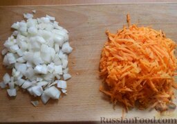 Рис с кабачками и капустой (в мультиварке): Как приготовить рис с кабачками и капустой, в мультиварке:    Лук и морковь почистить, затем хорошо помыть холодной водой. Лук мелко нарезать, а морковь натереть на крупной терке.